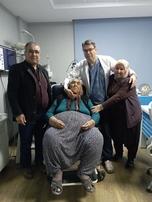 Sayköylü Resmiye Teyze'nin iki yıldır gözleri görmüyordu 