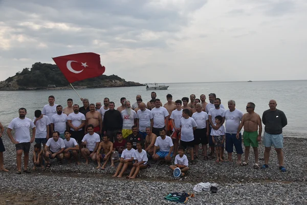  Bozyazı Turkuaz Grubu, ilçe sahilinde yüzme etkinliği düzenledi