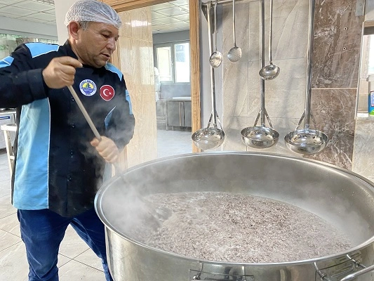 Erdemli'de depremzedeler için günlük 10 bin kişilik yemek yapılıyor