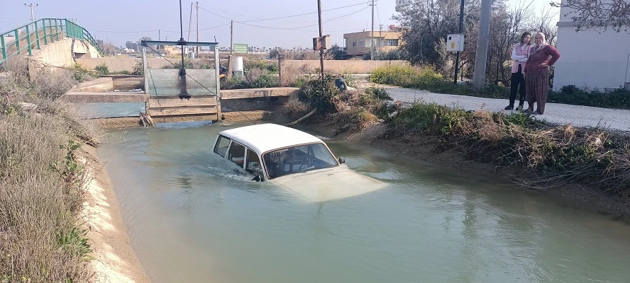 Silifke'de sulama kanalına devrilen otomobildeki 5 kişi kurtarıldı