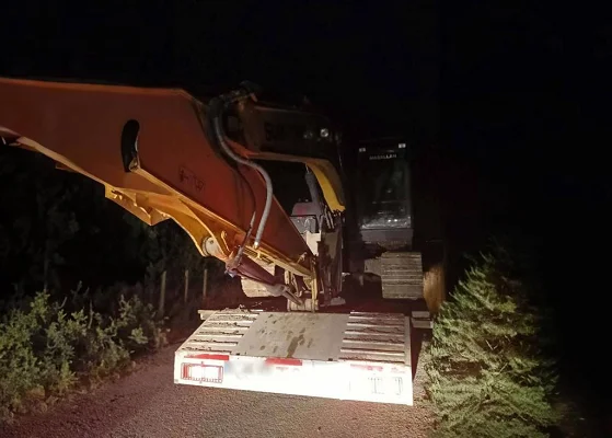 Tarsus'ta kepçeyle kaçak kazı yapan 2 şüpheli suçüstü yakalandı