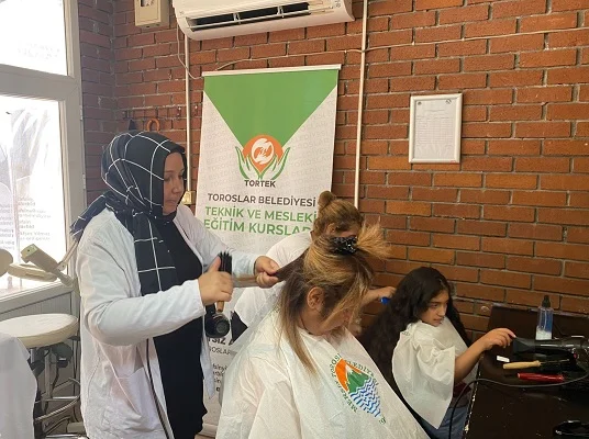 Toroslar'da özel bireylere bayram öncesi kuaförlük hizmeti