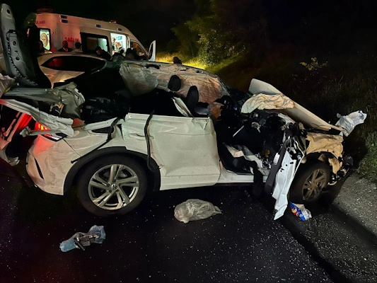 Tarsus'ta tıra çarpan otomobildeki 1 kişi öldü, 2 kişi yaralandı