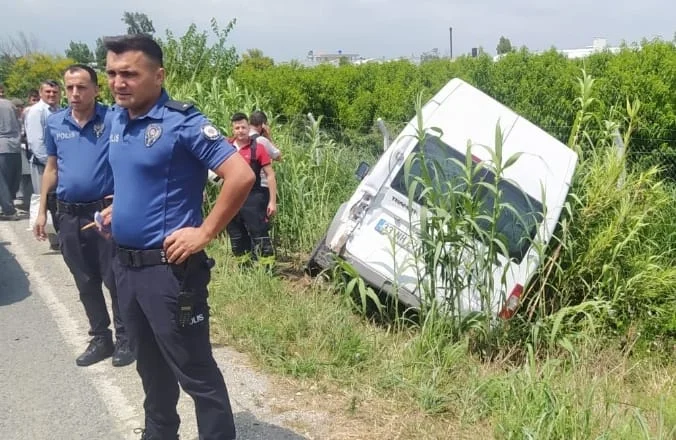 Tarsus'ta işçileri taşıyan iki servisin çarpışması sonucu 2 kişi yaralandı