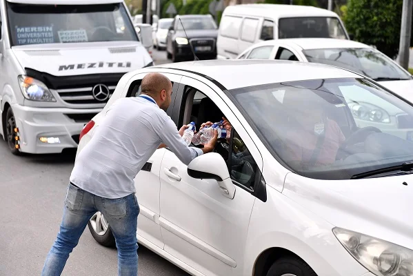 Mersin Büyükşehir YSK'ye giren öğrencilere ve ailelerine su ikramında bulundu