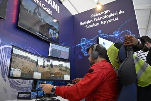 Turkcell Teknofest'te 5G teknolojisiyle bağlantılı bir ekskavatör iş makinesini uzaktan kontrol etti