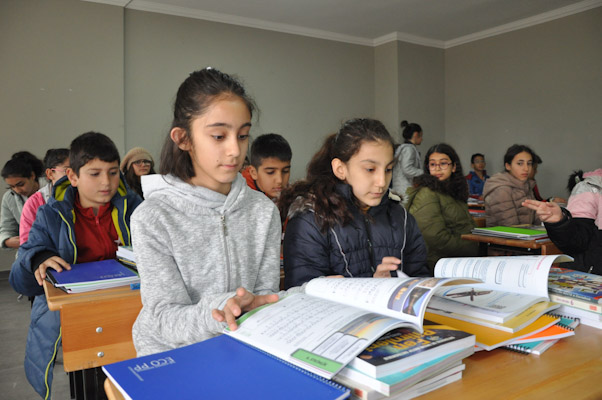 Silifke'de misafir edilen öğrenciler okula dönüştürülen Gençlik Kampı'nda dersbaşı yaptı