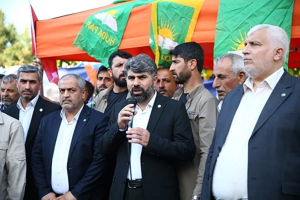 Akdeniz ilçesinde HÜDA PAR'ın tanıtım standındaki 3 partili darbedildi