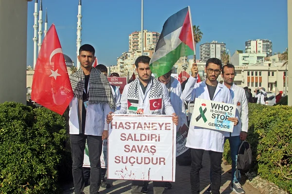 Mersin ve Adana'da sağlık çalışanları, İsrail'in saldırılarını protesto etti