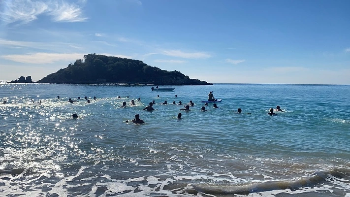Bozyazı'da vatandaşlar yeni yılın ilk gününde denize girdi