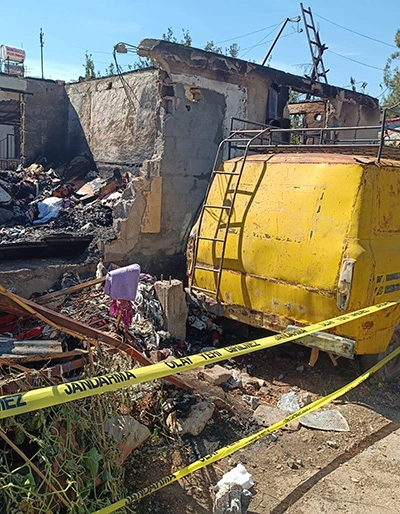 Tarsus Böğrüeğri Köyünde çıkan yangında nene ve bakımını üstlendiği torunu hayatını kaybetti 