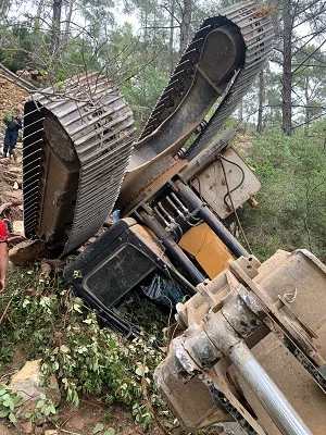 Anamur'da uçuruma devrilen iş makinesinin operatörü öldü
