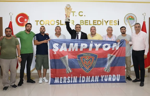 Mersin İdman Yurdu Tarftar Derneği'nden Başkan Yılmaz'a şampiyonluk kupasıyla teşekkür ziyareti
