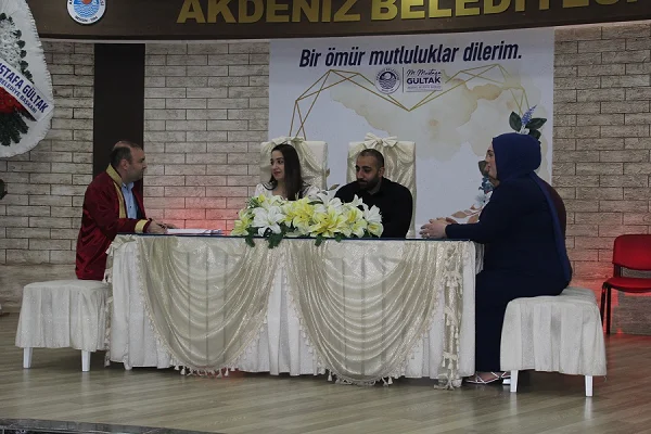 Mersin'de 14 Şubat'ta evlenmek isteyen çiftler nikah dairelerini dolduruyor