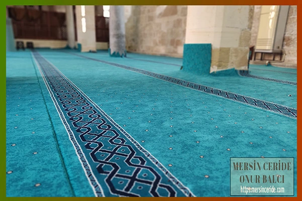 Tarsus Ulu Cami'nin 17 yıllık halıları değişti