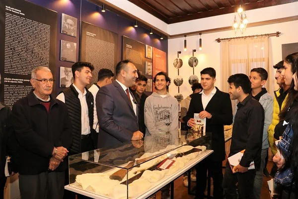 Toroslar Belediye Başkanı Atsız Afşın Yılmaz YKS'ye girecek adaylara başarılar diledi.