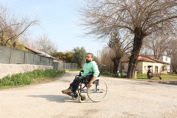 Osmaniye'de engelli muhtar adayı, seçim çalışmalarını tekerlekli sandalyesiyle sürdürüyor