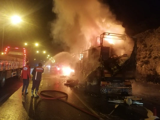 Tarsus'ta depremzedelerin eşyalarını taşıyan tır yandı
