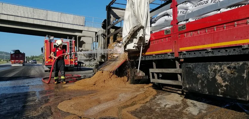 Tarsus'ta yem yüklü tır seyir halindeyken yandı