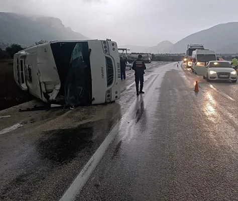 Silifke'de yaralı taşıyan ambulansa arkadan çarpan midibüs devrildi