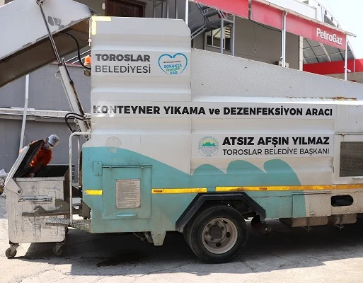 Toroslar'da kurban bayramı sonrası çöp konteynerleri dezenfekte edildi