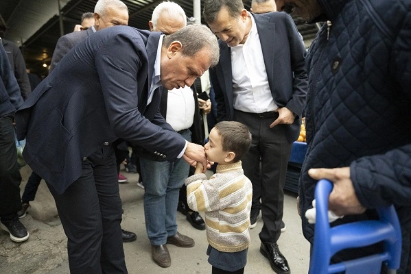 Başkan Seçer ve Başkan Özyiğit Yenişehir'de esnafı gezdi