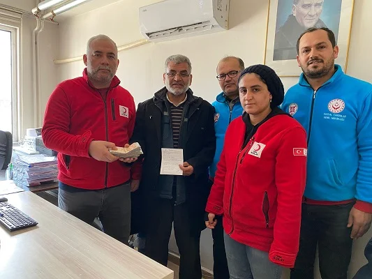 Mut'ta bir kişi umre parasını depremzedelere bağışladı