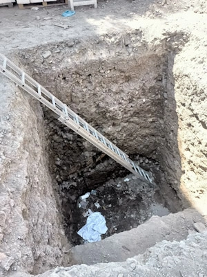 Tarsus'ta inşaat çukuruna düşen mühendis yaralandı
