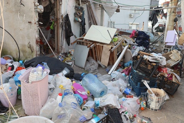 Osmaniye Mahallesi’nde bir evden 10 kamyon çöp çıktı