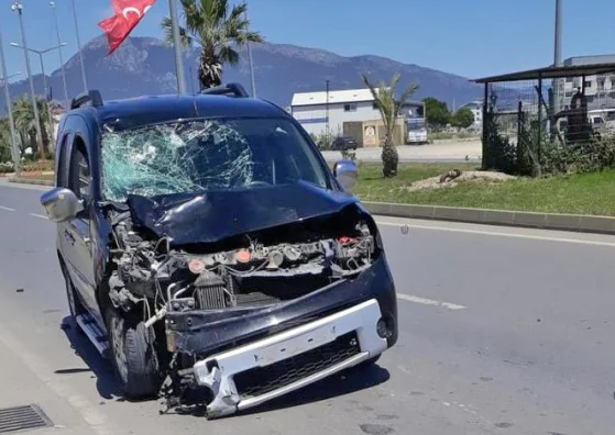 Anamur'da hafif ticari araçla çarpışan elektrikli bisikletteki 2 kişi öldü