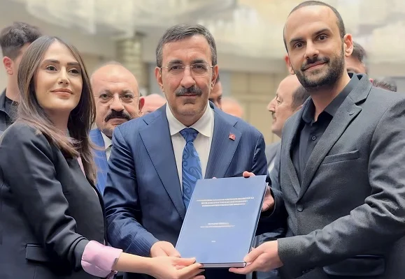 Doç. Dr. Özbozkurt ile Dr. Yeşilkuş, Nörostratejik Yönetim Projesini Cumhurbaşkanı Yardımcısı Cevdet Yılmaz’a Sundu