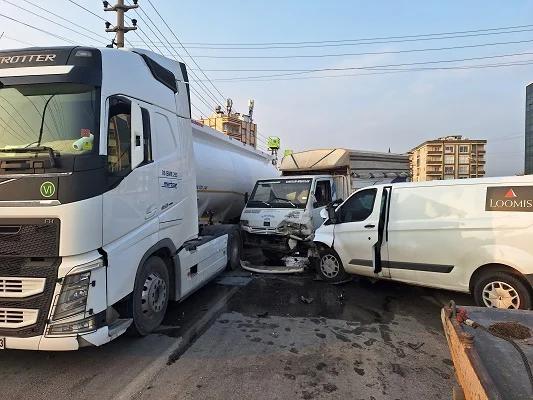 Tarsus'ta zincirleme trafik kazasında 11 kişi yaralandı