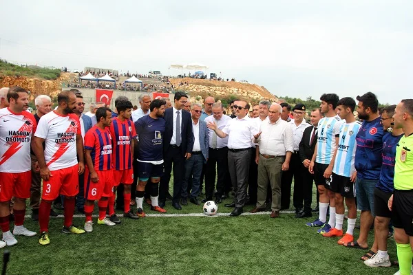 Erdemli'de futbol turnuvasında kadın taraftarlardan takımlarına destek