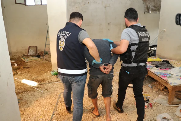 Mezitli'de iklimlendirme sistemiyle uyuşturucu üreten zanlı yakalandı