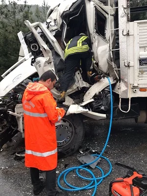 Tarsus'ta tıra çarpan kamyondaki 5 kişi yaralandı