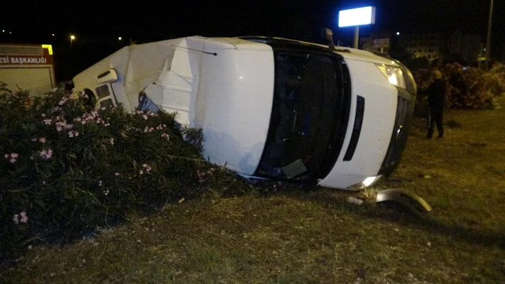 Mersin'de devrilen minibüsteki 1 polis yaralandı