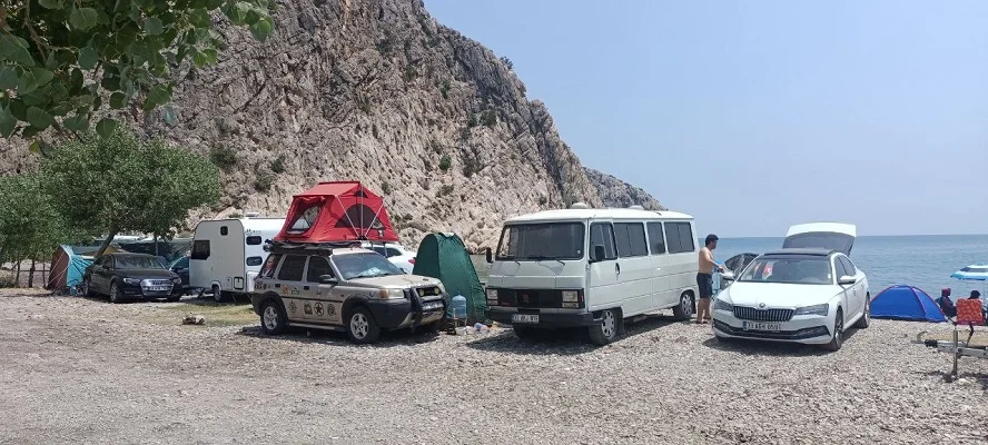 Silifke'de sit alanına yerleştirilen çadır ve karavanlar kaldırılıyor