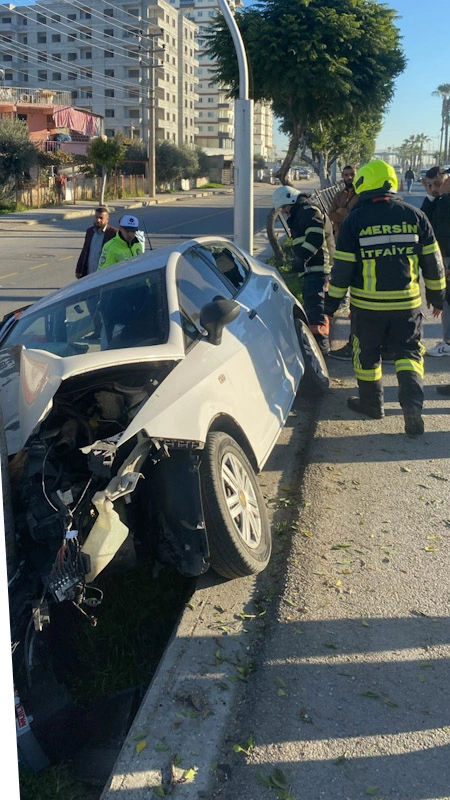Tarsus'ta kontrolden çıkan araç ağaca çarptı 