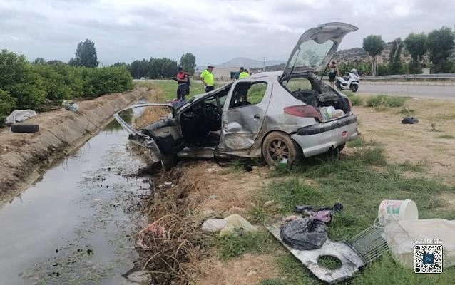 Silifke'de sulama kanalına devrilen otomobildeki 5 kişi yaralandı