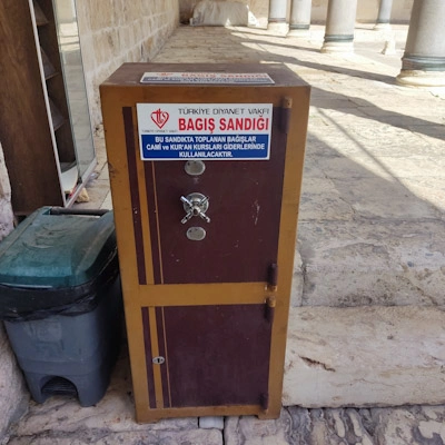 Ulu Camii'de sadaka kasasından para çalmaya çalışan şahıs yakalandı 