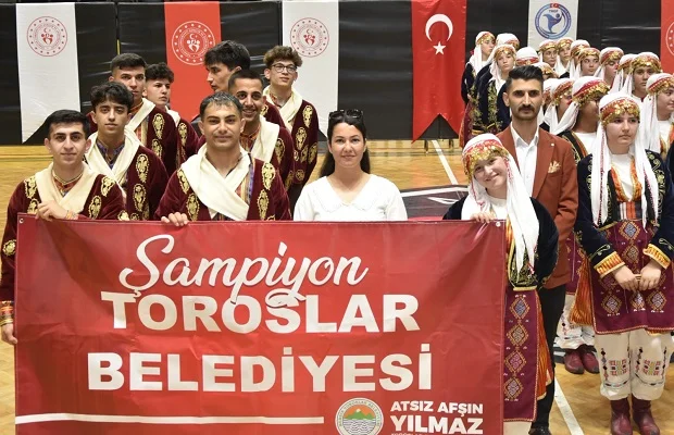 Toroslar Belediyesi Halk Oyunları Ekibi şampiyon oldu