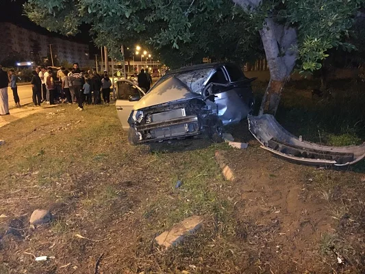 Erdemli'de ağaca çarpan otomobilin sürücüsü yaralandı