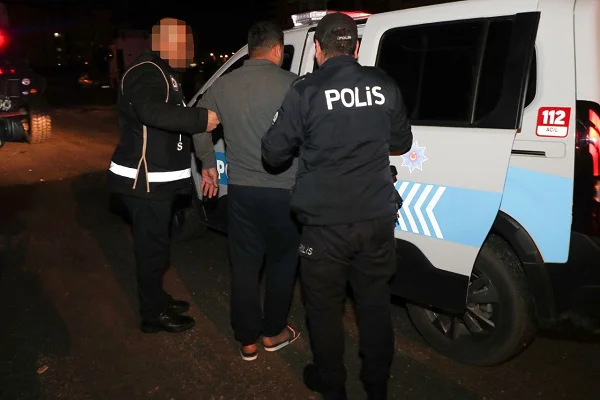 Tarsus'ta cep telefonu kaçakçılığı iddiasıyla 13 şüpheli yakalandı