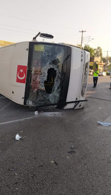 Tarsus'ta otomobille çarpışan halk otobüsü devrildi, 2 kişi yaralandı