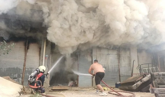 Silifke'de depoda çıkan ve iki daireye sıçrayan yangın söndürüldü