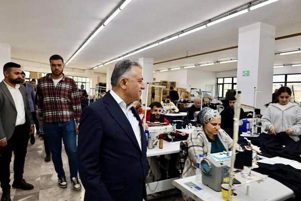 Mhp Toroslar Belediye Başkan Adayı Ali Öz, ilçede faaliyet gösteren tekstil firmalarını ziyaret etti