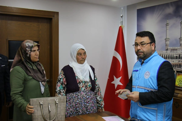Erdemli'de kadın çiftçi umre için biriktirdiği parayı depremzedelere bağışladı