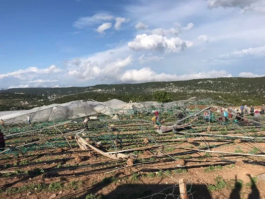 Erdemli'de hortum, seralarda hasara neden oldu