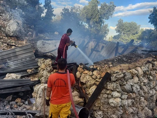 Silifke'de yangın çıkan taş ev ve ahır kullanılamaz hale geldi