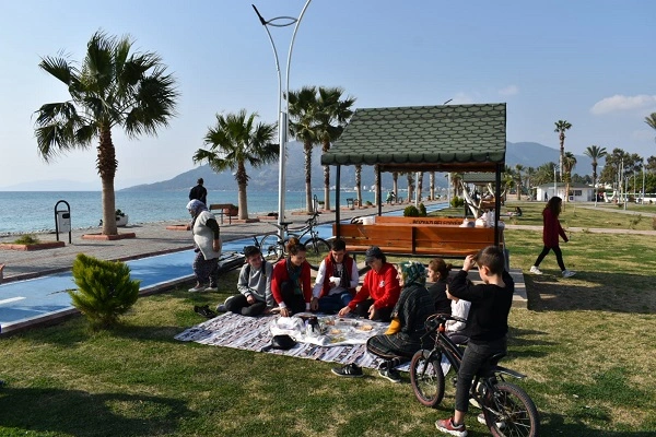 Bozyazı'da güneşli havayı fırsat bilenler sahilde gezdi